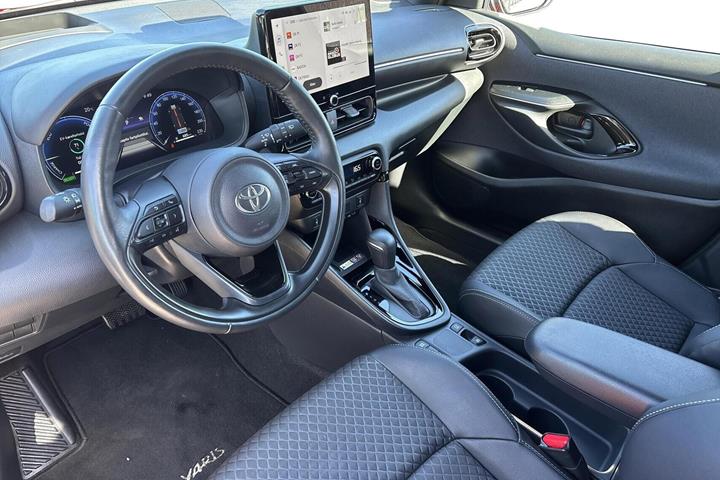 Rød Toyota Yaris fra 2024