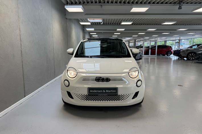 Hvid Fiat 500e fra 2023