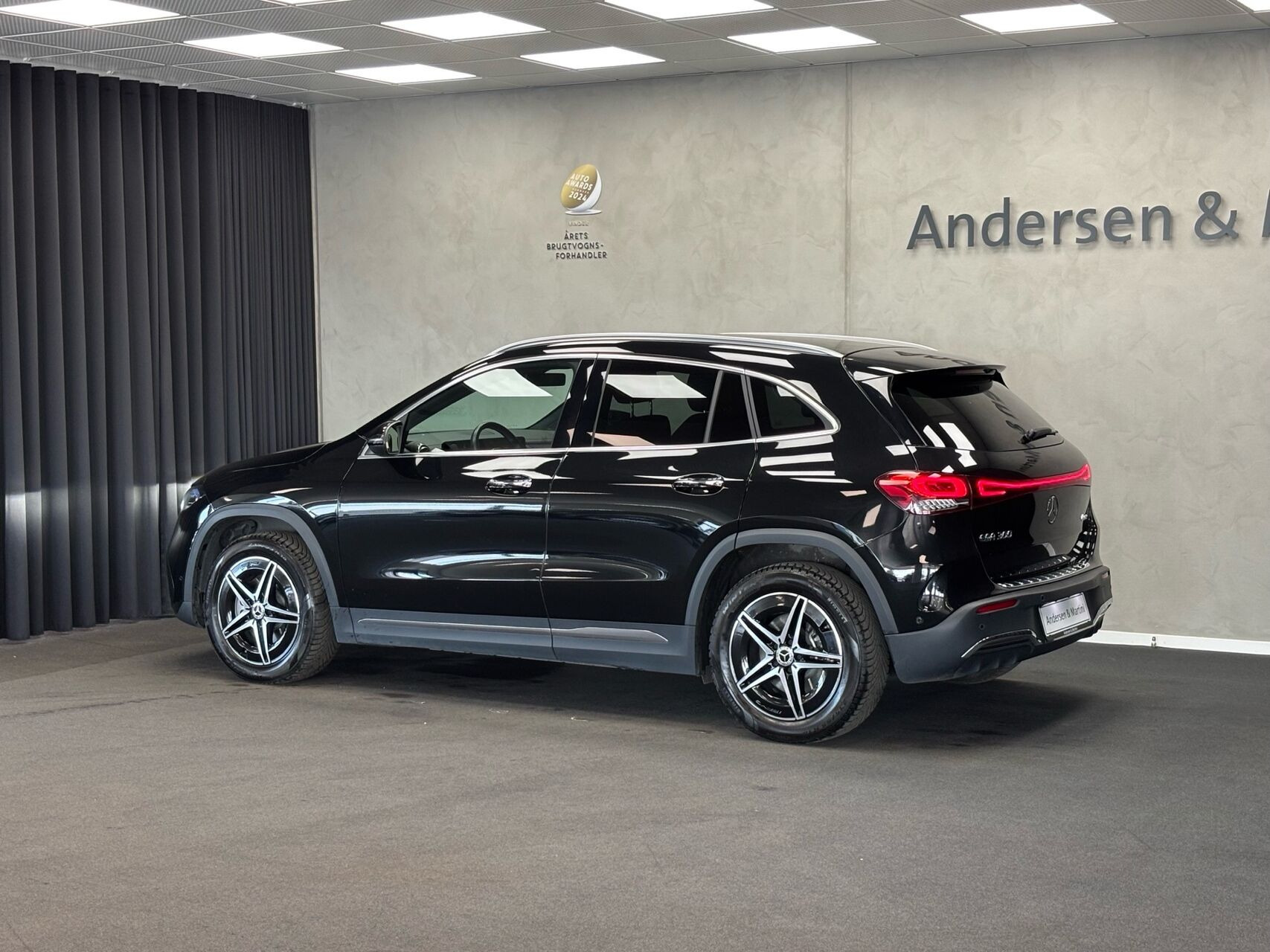 Sort Mercedes EQA 300 fra 2023