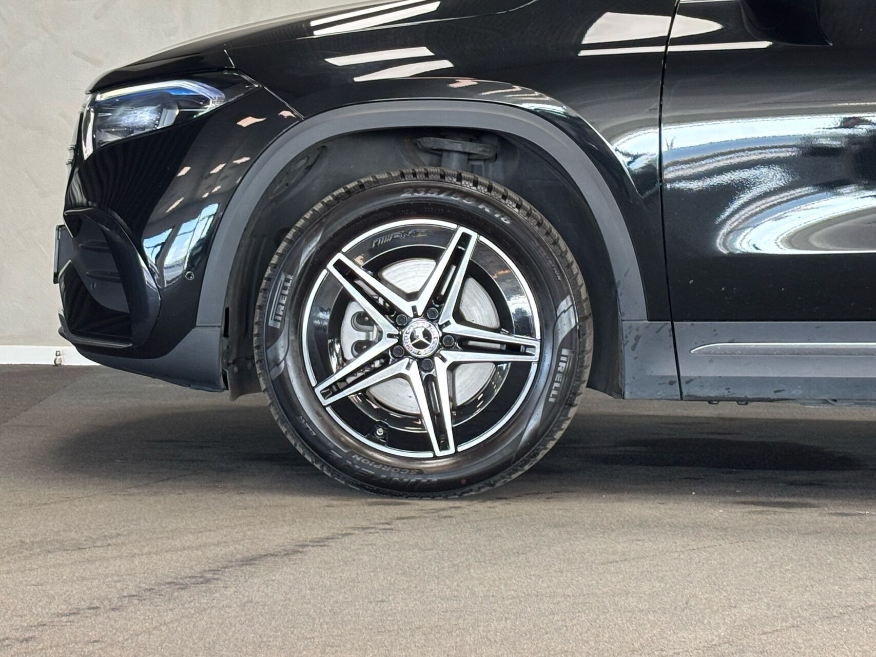 Sort Mercedes EQA 300 fra 2023