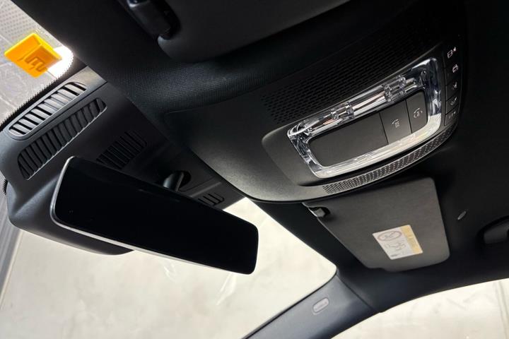 Sort Mercedes EQA 300 fra 2023