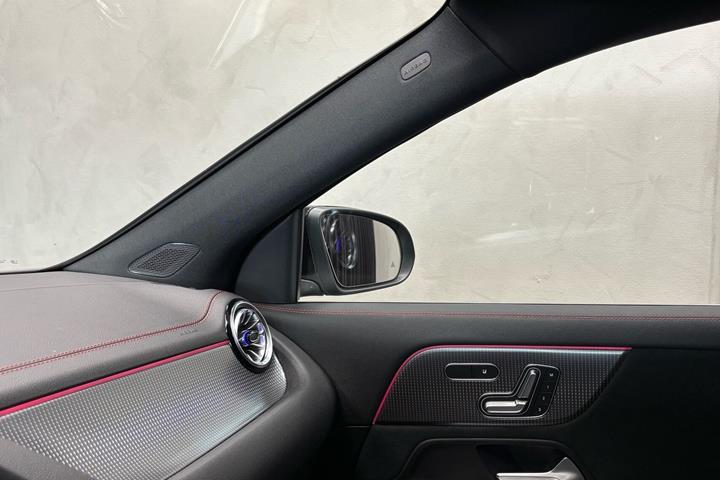 Sort Mercedes EQA 300 fra 2023