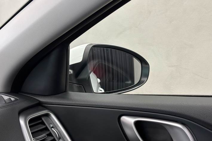 Hvid Kia Ceed fra 2023