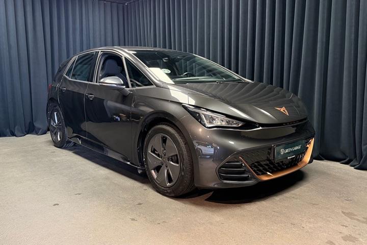 Grå Cupra Born fra 2023 set udefra