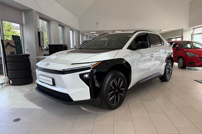 Hvid Toyota BZ4X fra 2026