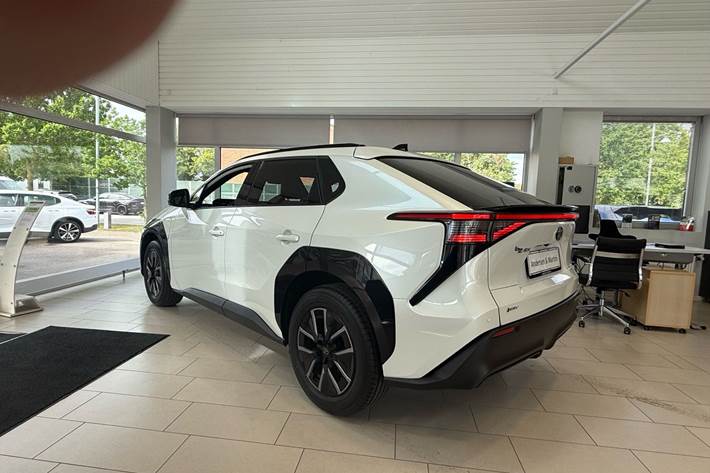 Hvid Toyota BZ4X fra 2026