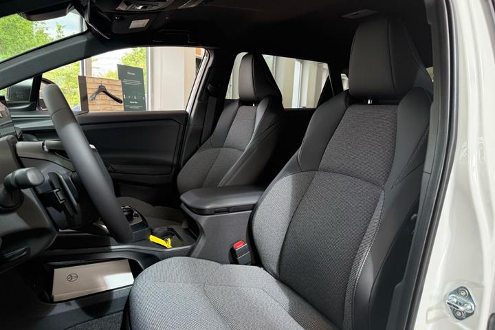 Hvid Toyota BZ4X fra 2026