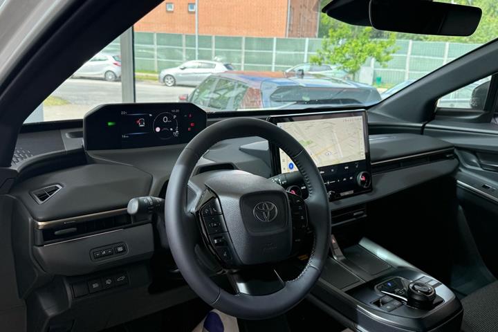 Hvid Toyota BZ4X fra 2026