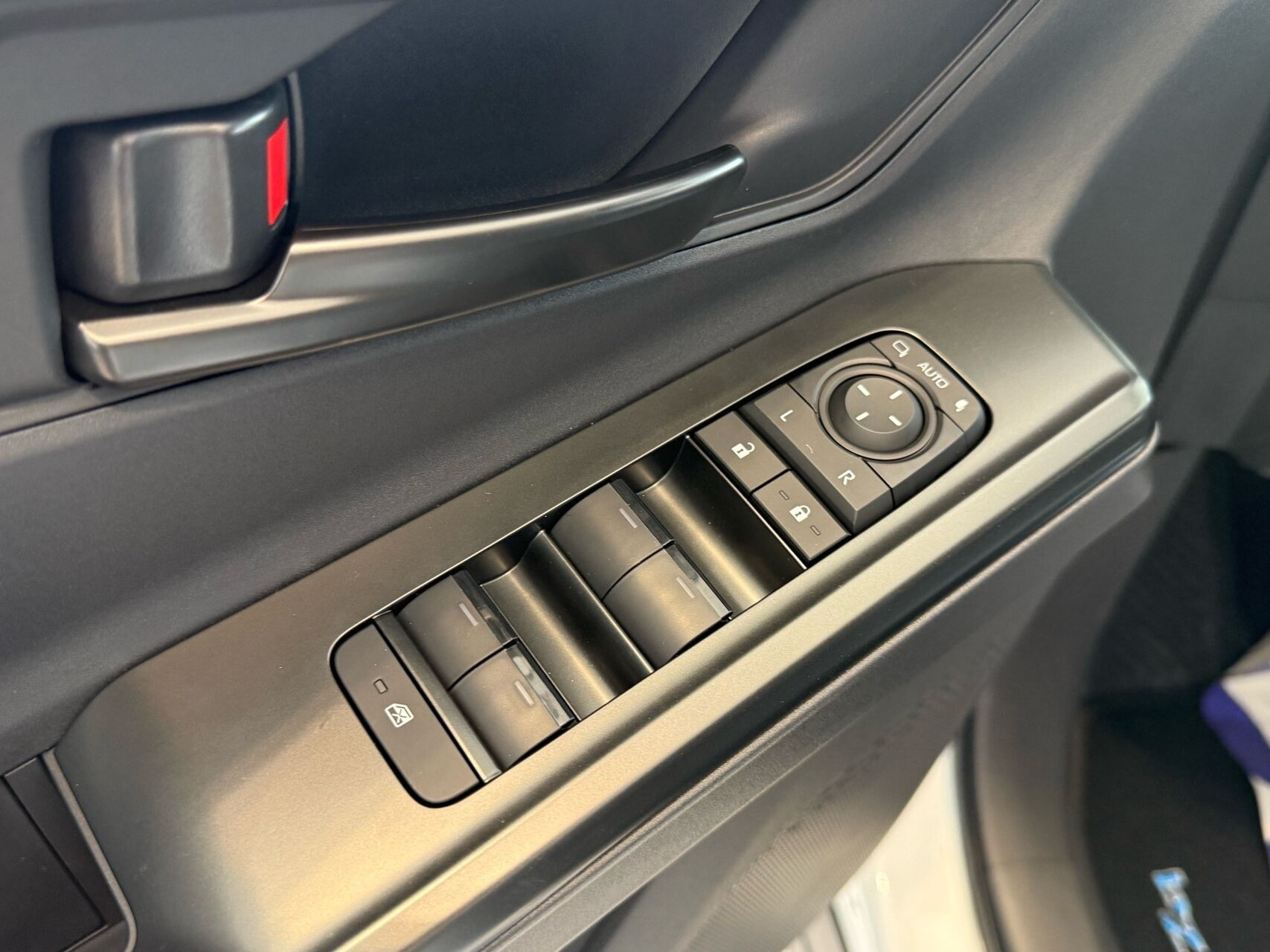 Hvid Toyota BZ4X fra 2026