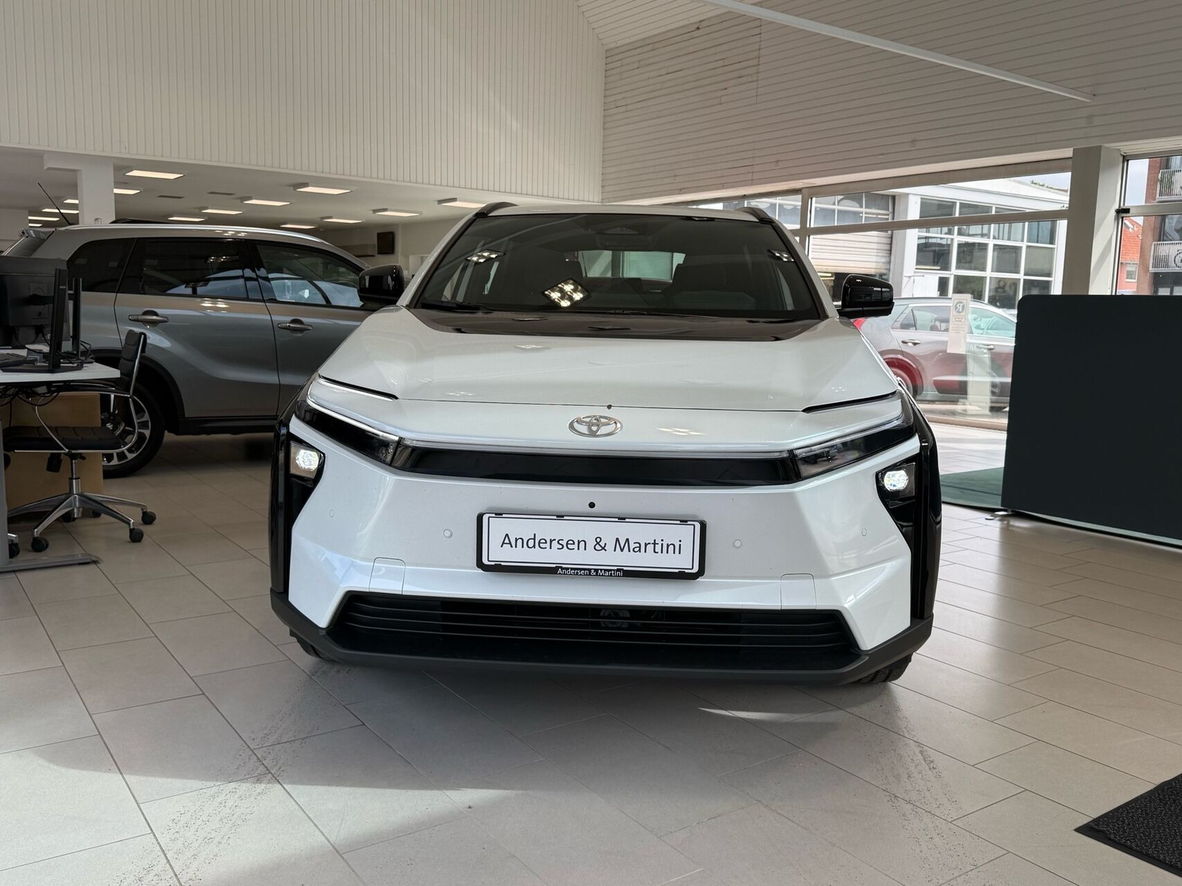 Hvid Toyota BZ4X fra 2026