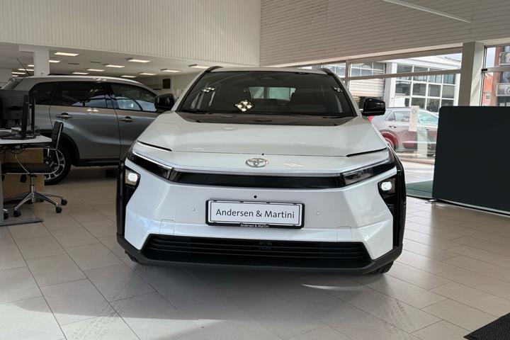 Hvid Toyota BZ4X fra 2026