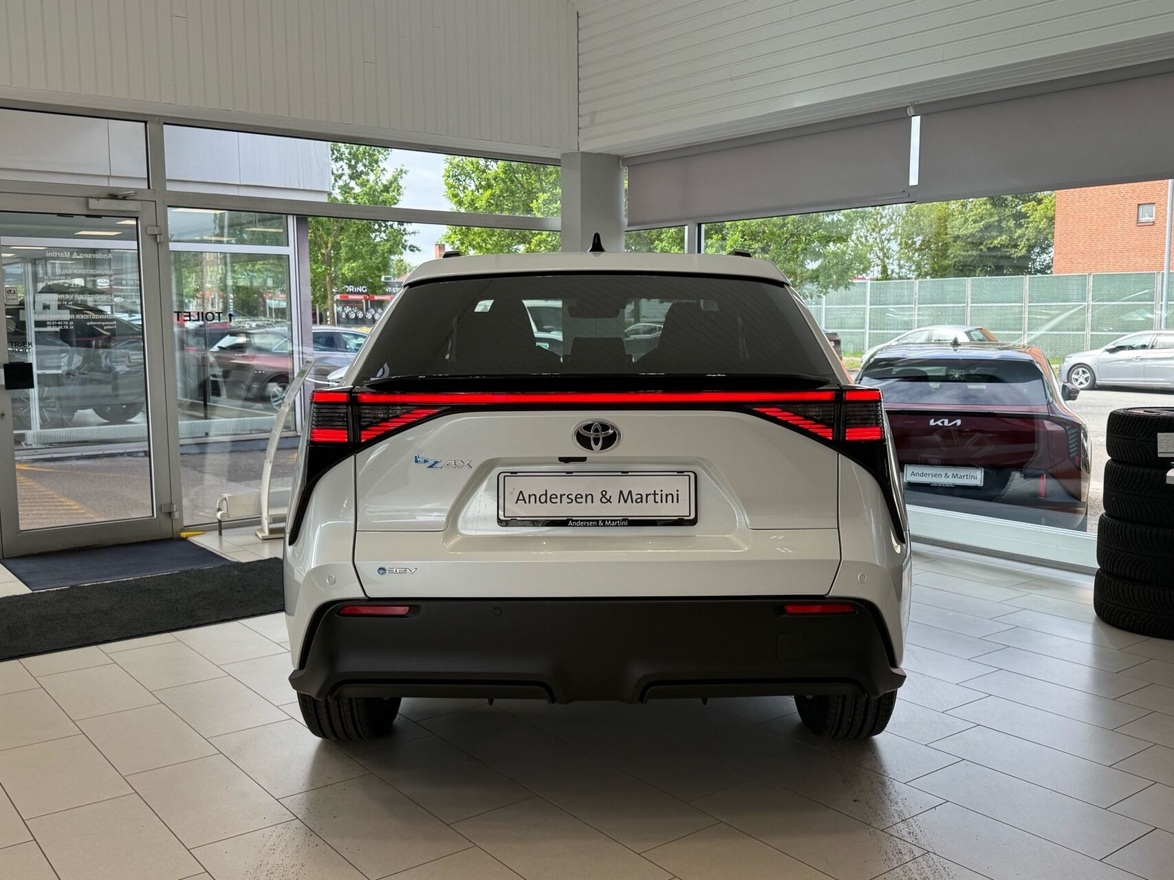 Hvid Toyota BZ4X fra 2026