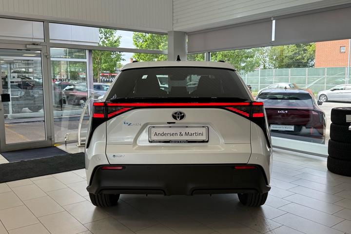 Hvid Toyota BZ4X fra 2026