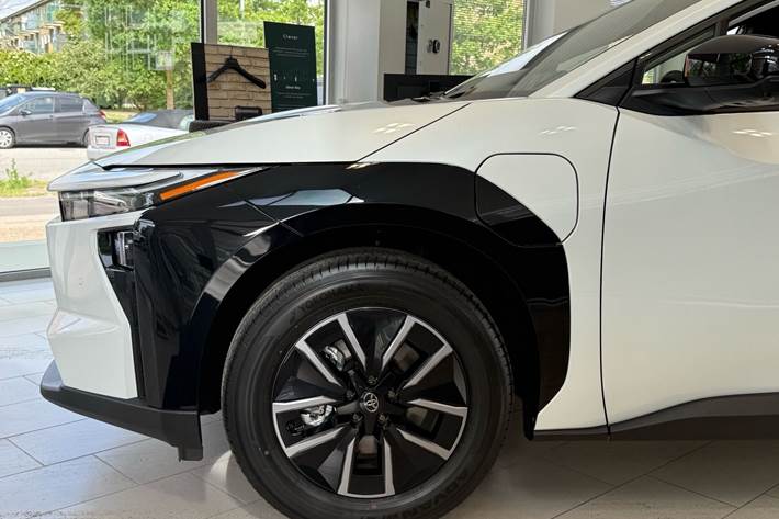 Hvid Toyota BZ4X fra 2026