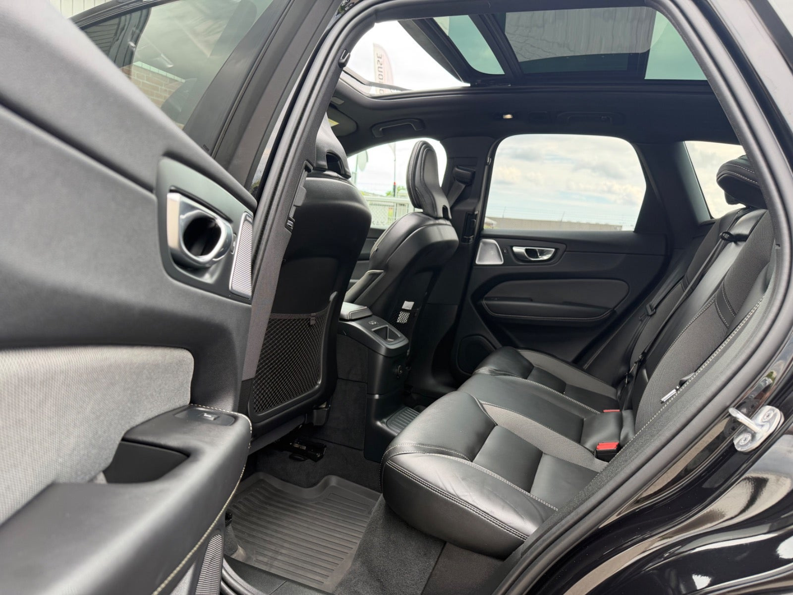 Sort Volvo XC60 fra 2024