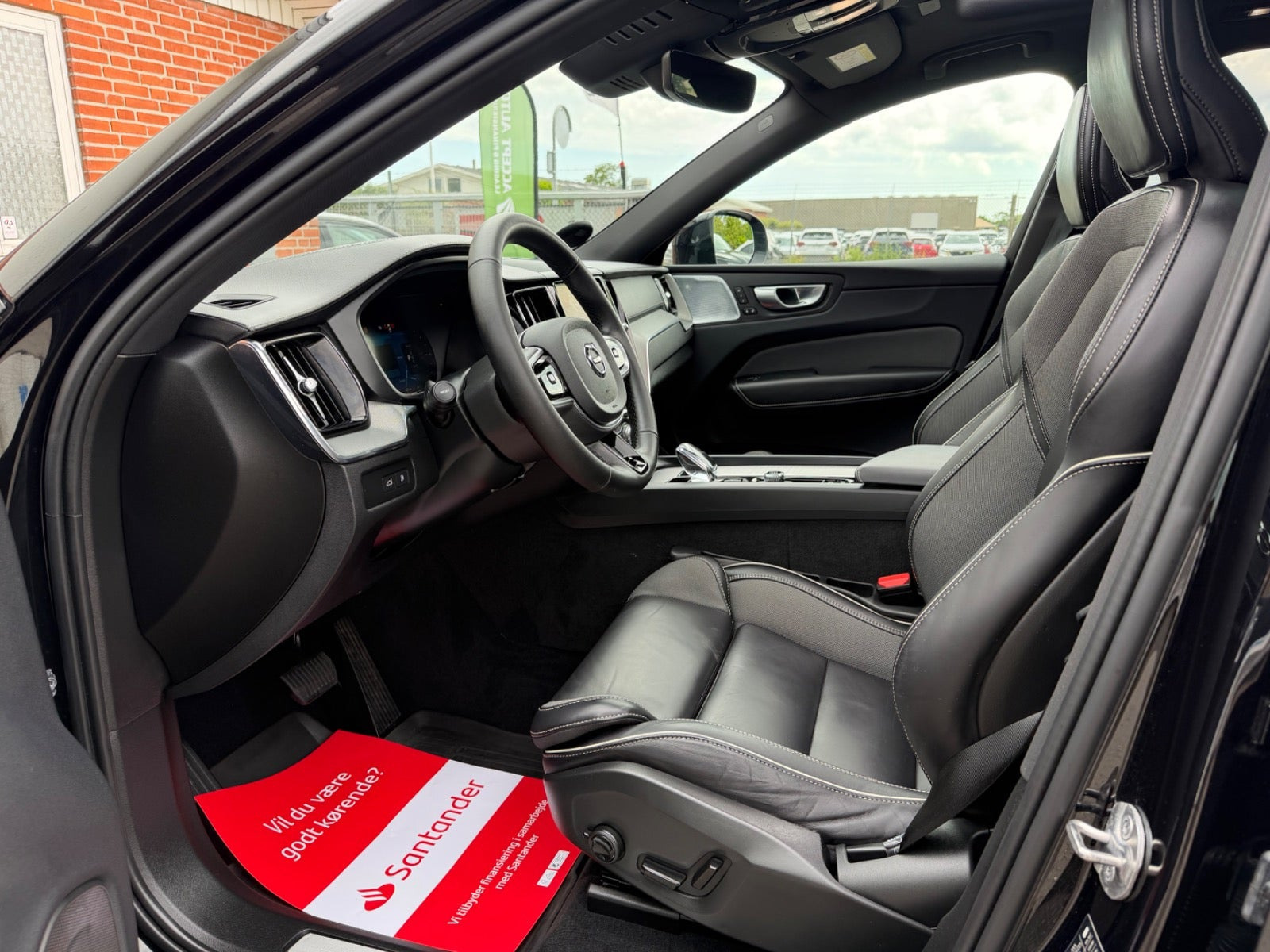 Sort Volvo XC60 fra 2024