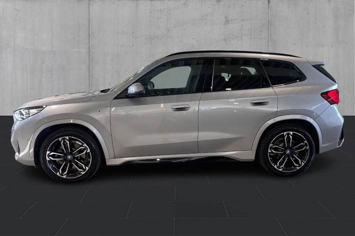 Sølv BMW iX1 fra 2024