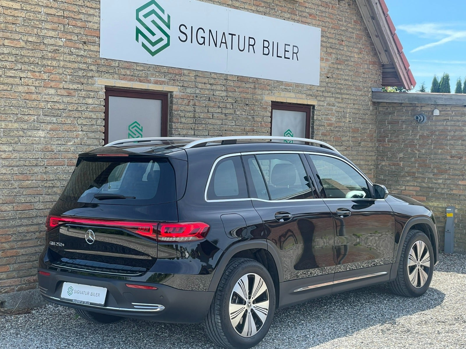 Sort Mercedes EQB250+ fra 2024