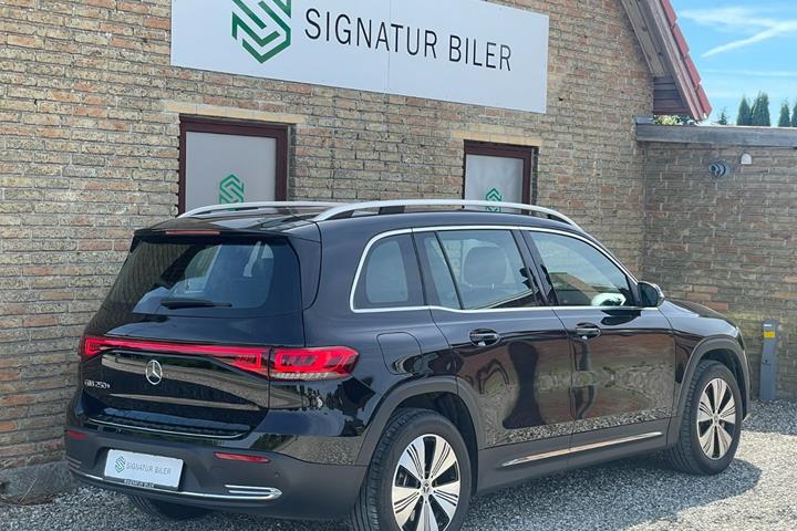 Sort Mercedes EQB250+ fra 2024