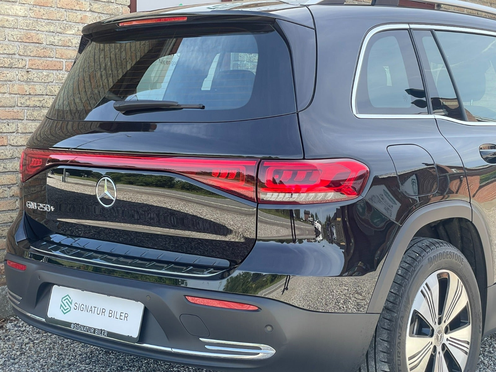 Sort Mercedes EQB250+ fra 2024