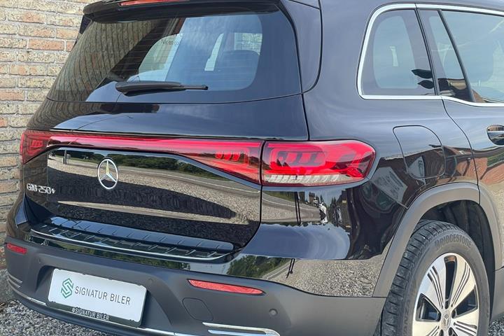 Sort Mercedes EQB250+ fra 2024