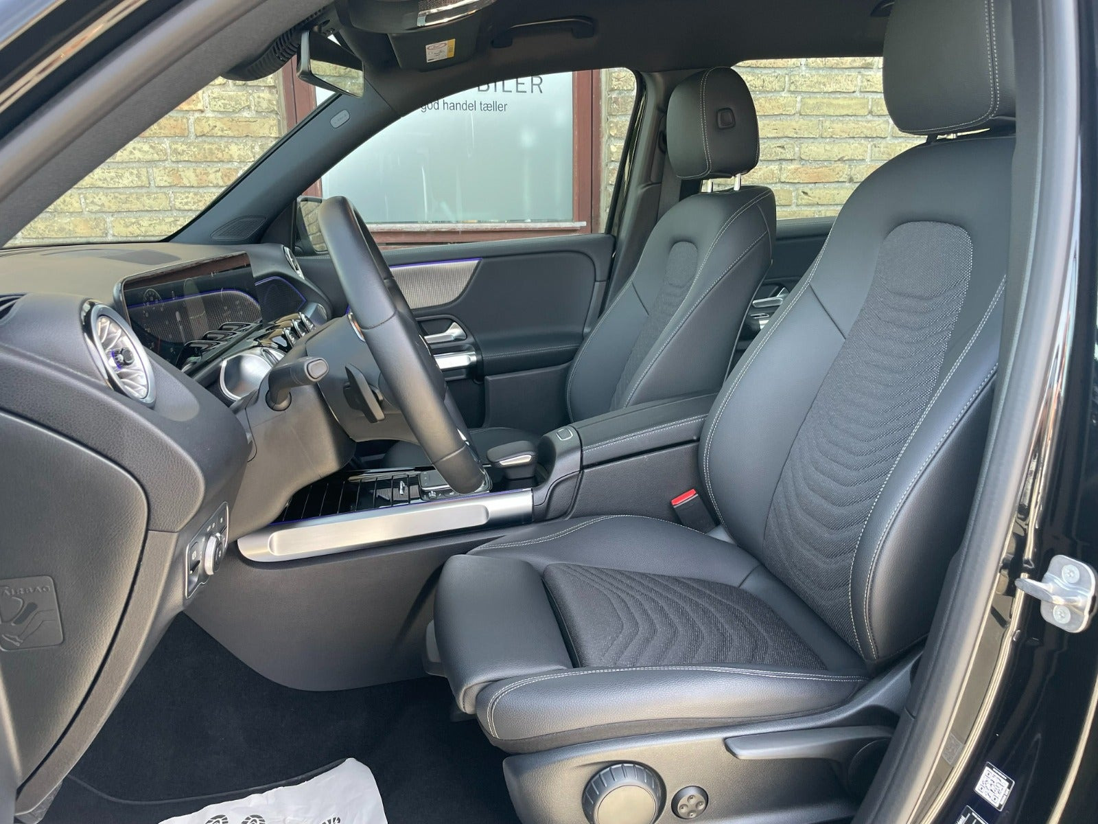 Sort Mercedes EQB250+ fra 2024