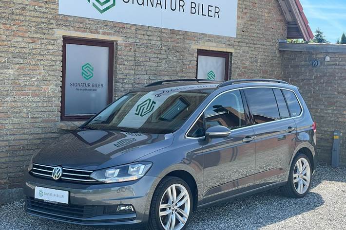 Grå VW Touran fra 2019 set udefra