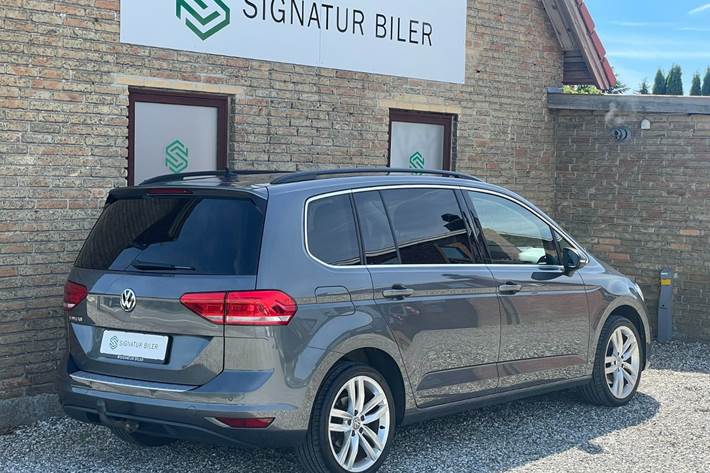 Grå VW Touran fra 2019