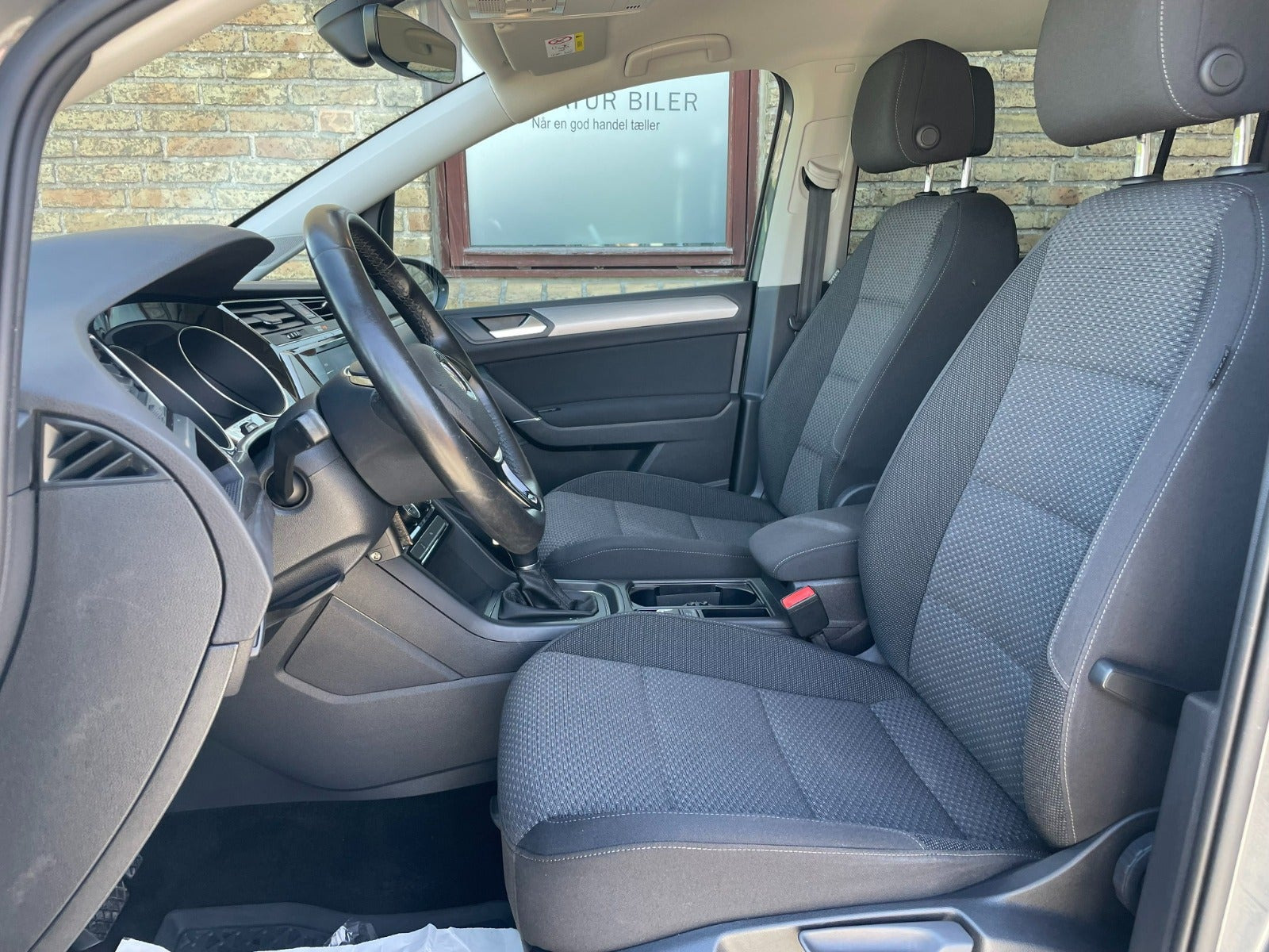 Grå VW Touran fra 2019
