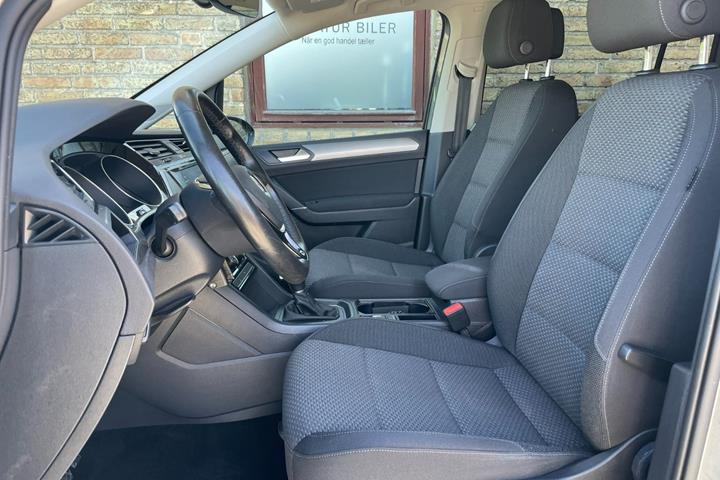 Grå VW Touran fra 2019