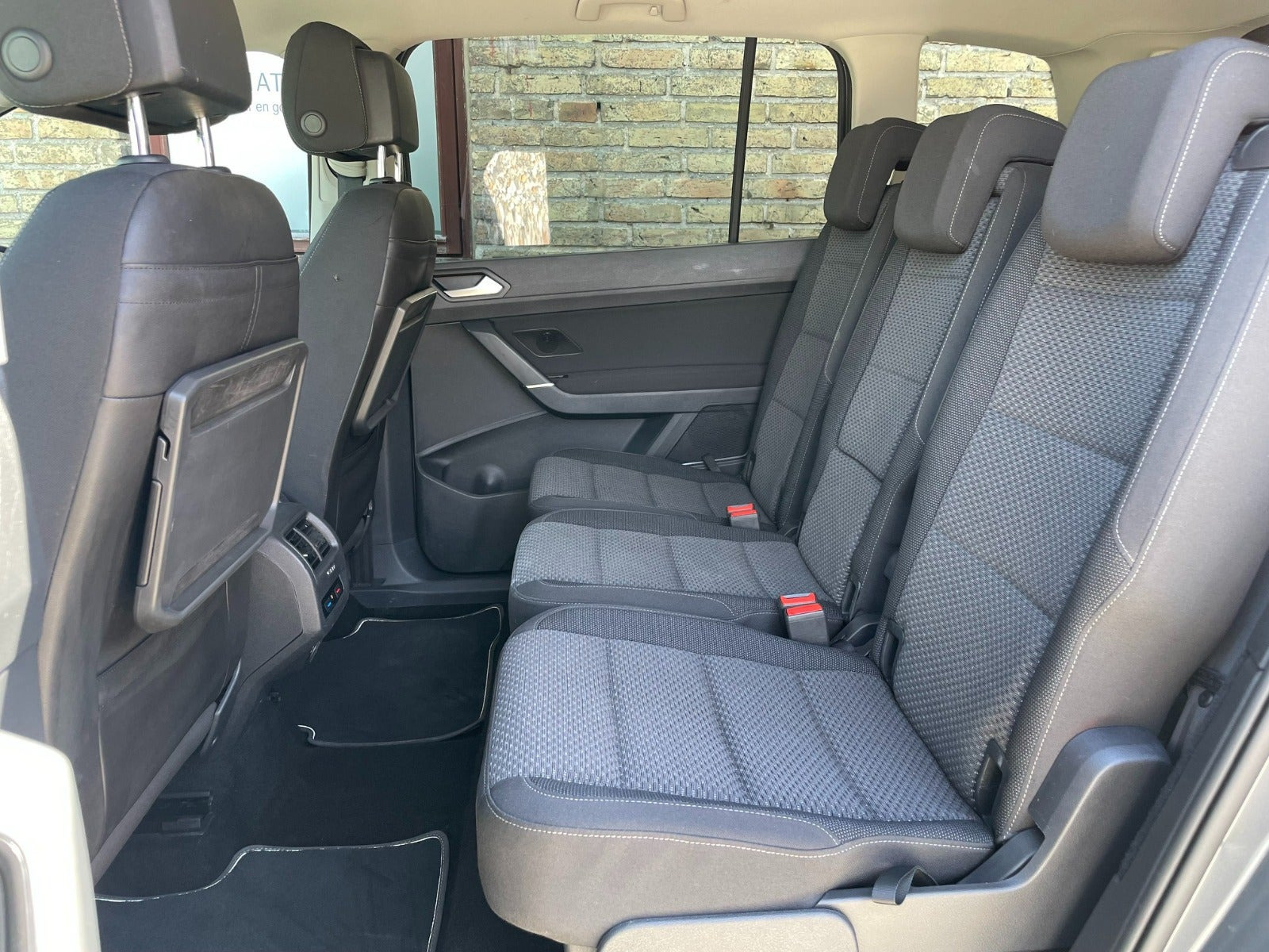Grå VW Touran fra 2019