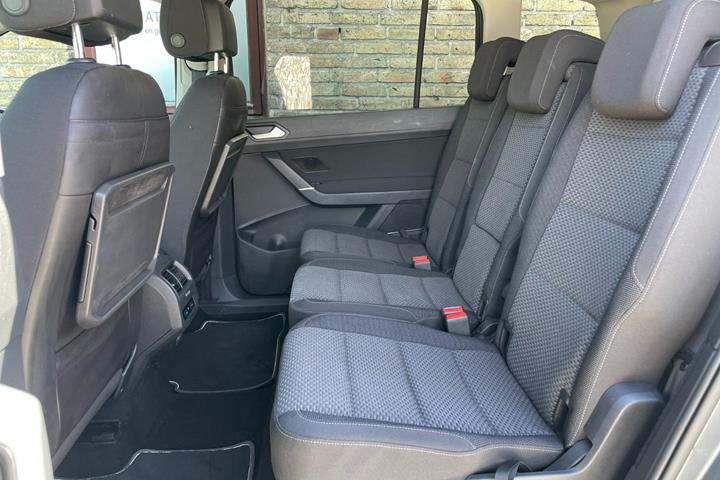 Grå VW Touran fra 2019