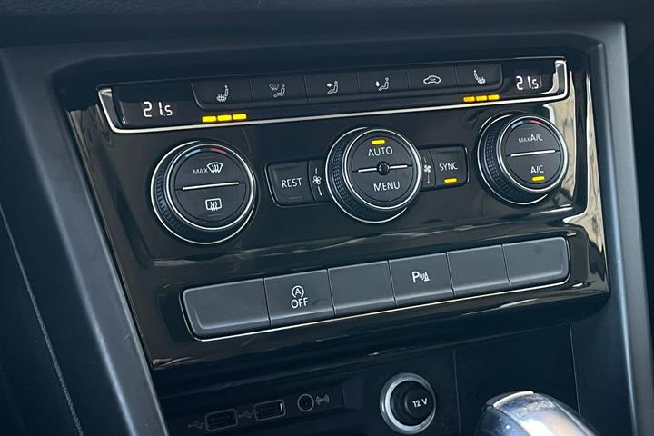 Grå VW Touran fra 2019