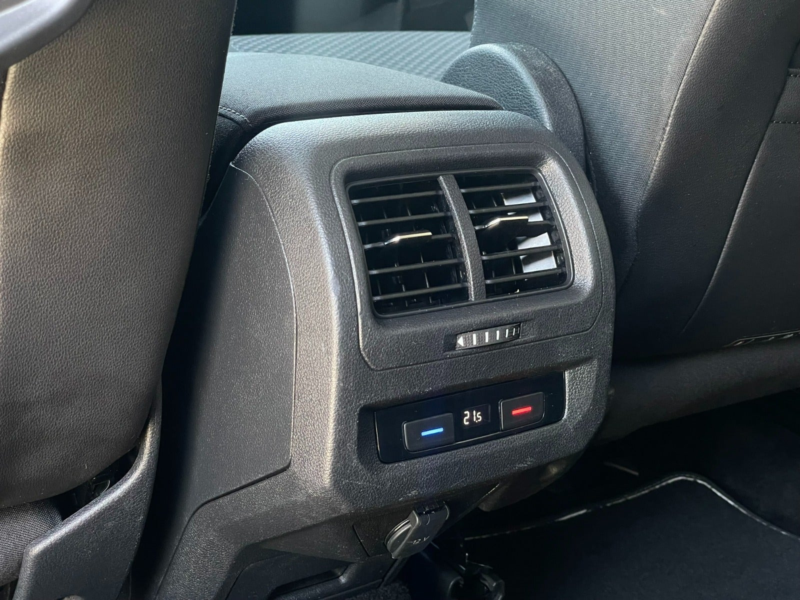Grå VW Touran fra 2019