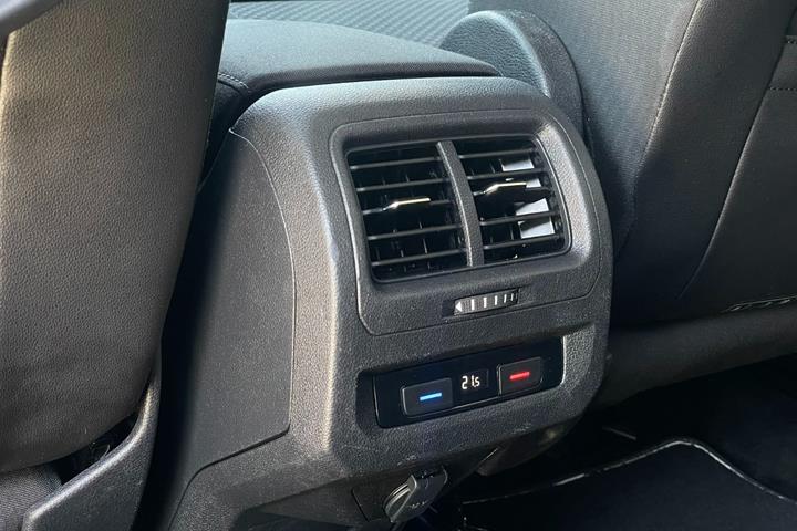 Grå VW Touran fra 2019