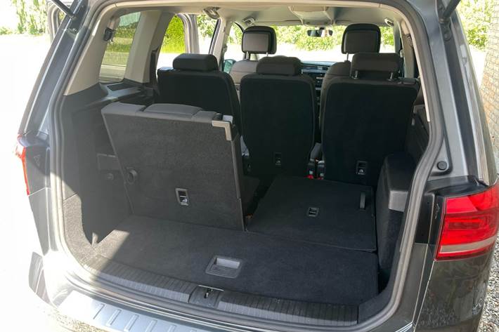 Grå VW Touran fra 2019