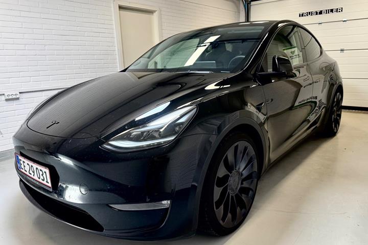 Sort Tesla Model Y fra 2023 set udefra