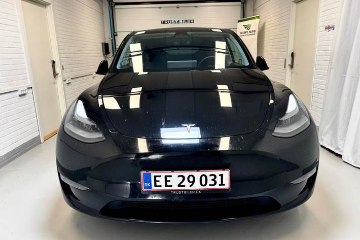 Sort Tesla Model Y fra 2023