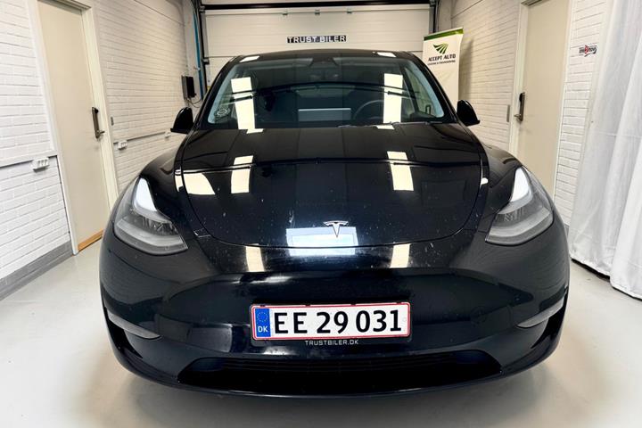 Sort Tesla Model Y fra 2023