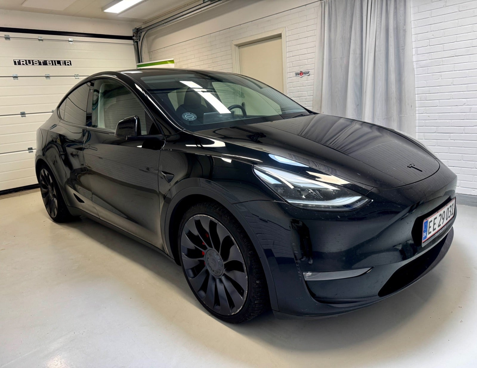 Sort Tesla Model Y fra 2023