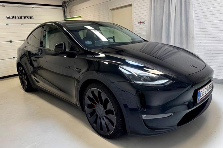 Sort Tesla Model Y fra 2023