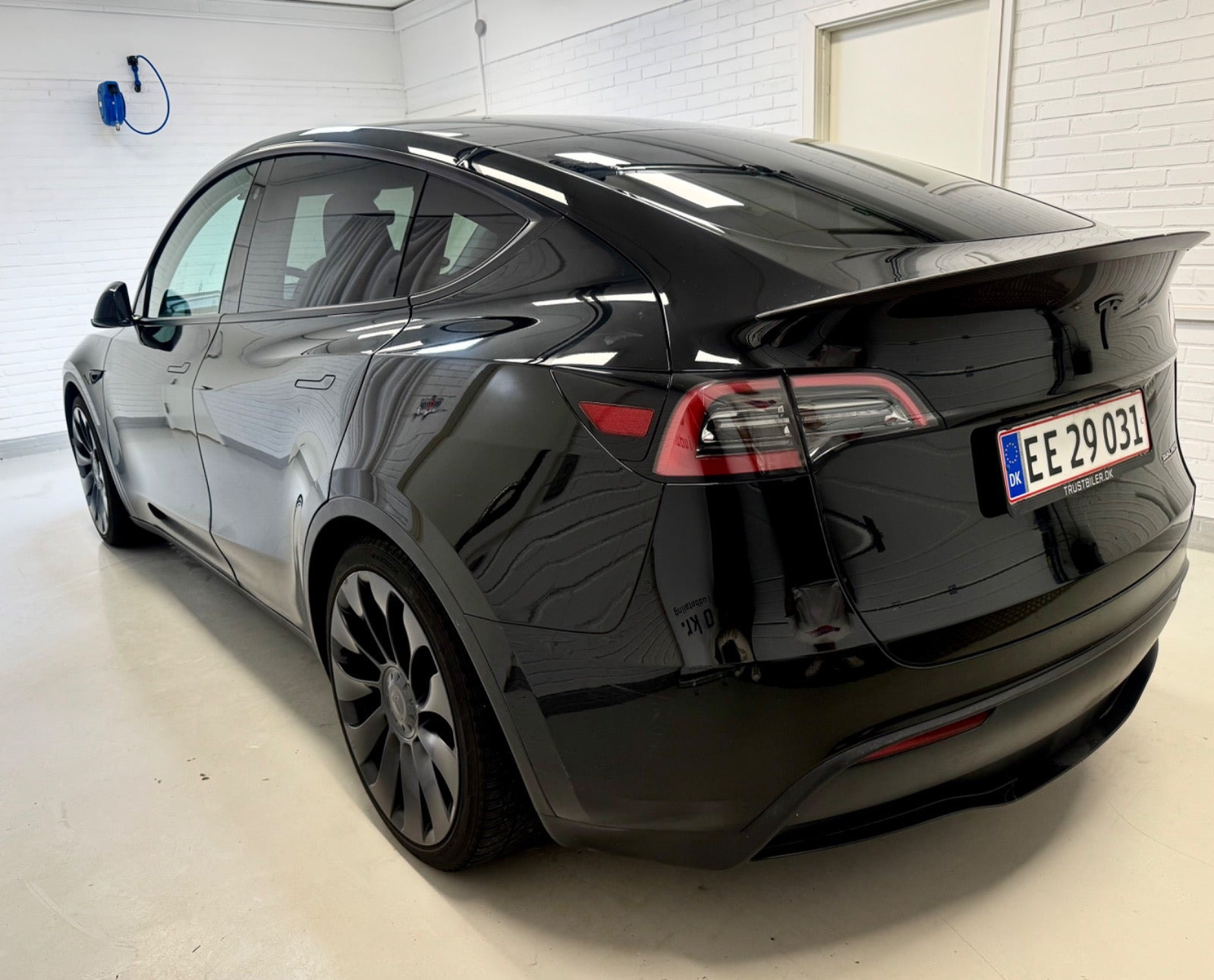 Sort Tesla Model Y fra 2023