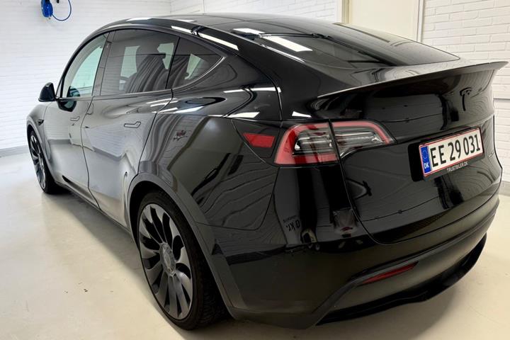 Sort Tesla Model Y fra 2023