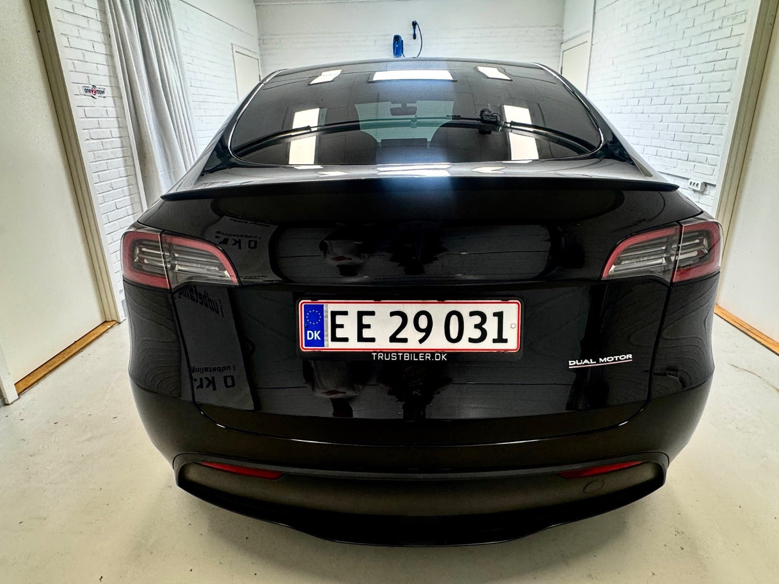 Sort Tesla Model Y fra 2023