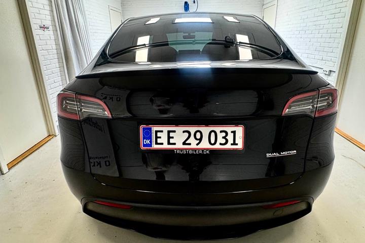 Sort Tesla Model Y fra 2023