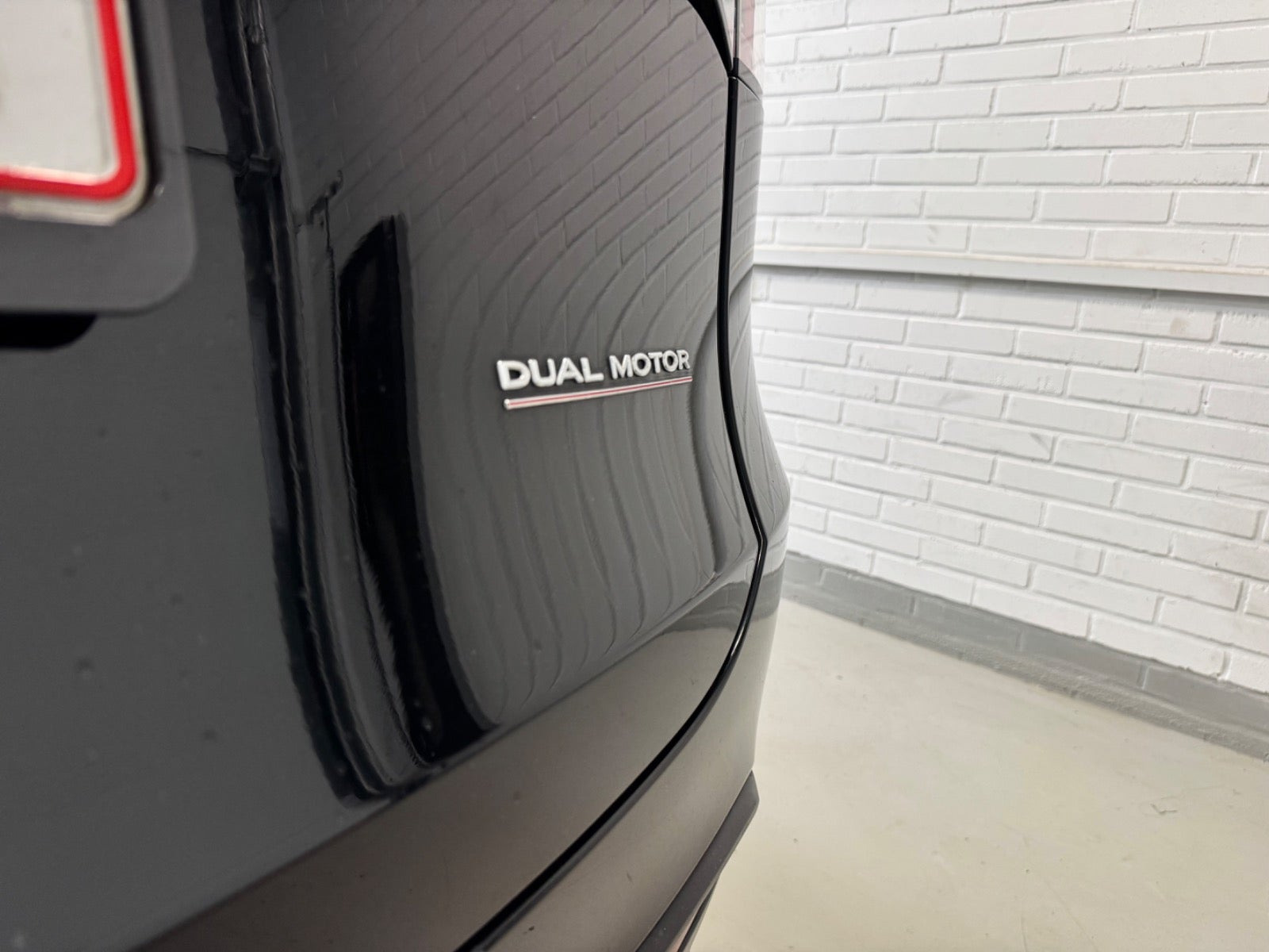 Sort Tesla Model Y fra 2023