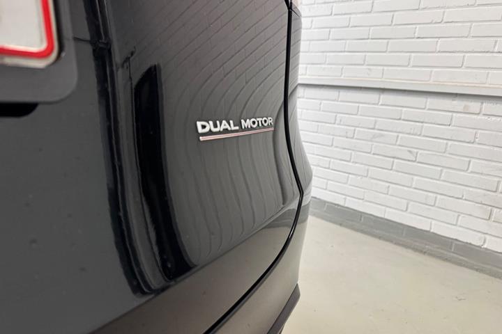 Sort Tesla Model Y fra 2023