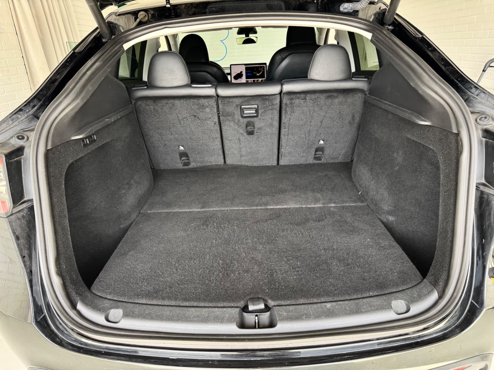 Sort Tesla Model Y fra 2023