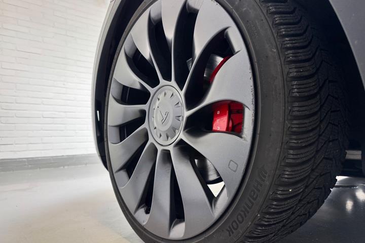 Sort Tesla Model Y fra 2023