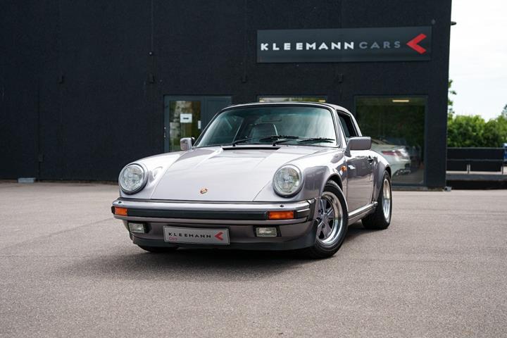 Grå Porsche 911 fra 1988 set udefra